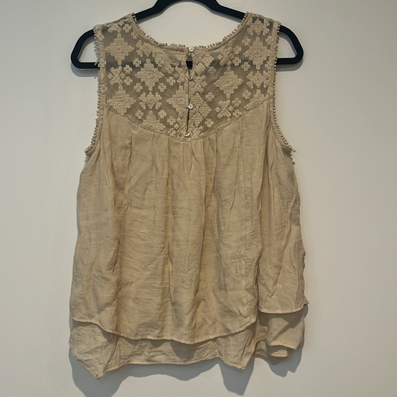 Tank top w/ detailing - Picture 2 of 6